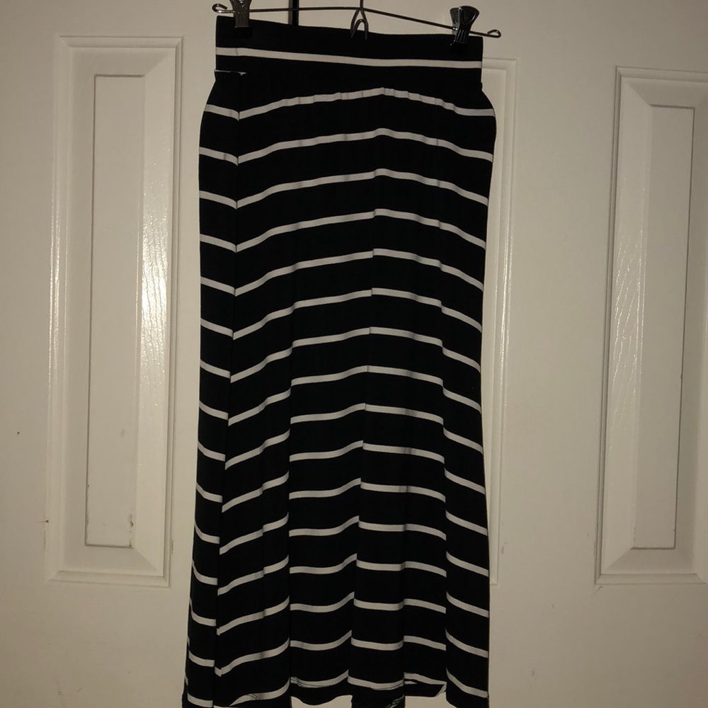 BLACK & WHITE STRIPED MAXI SKIRT